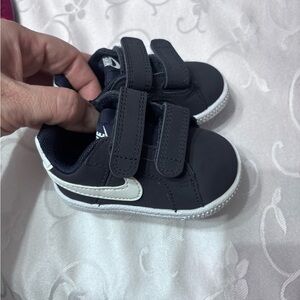 ✨ 2 for $18 ✨ Nike Kids Navy Sneakers 2c